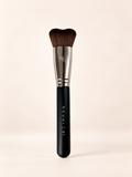 Pinceau de maquillage N°1 Maison Nouhi, tête sculptante en M inspirée du Gua Sha